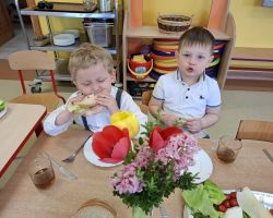 dzieci podczas wielkanocnego śniadania i poszukiwania zajączka