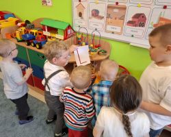 dzieci podczas wielkanocnego śniadania i poszukiwania zajączka