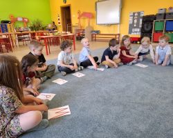 dzieci podczas wielkanocnego śniadania i poszukiwania zajączka