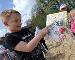 dzieci podczas wielkanocnego śniadania i poszukiwania zajączka