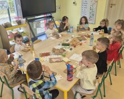 dzieci podczas wielkanocnego śniadania i poszukiwania zajączka