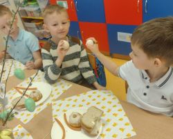 dzieci podczas wielkanocnego śniadania i poszukiwania zajączka