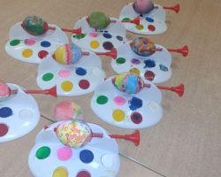 dzieci podczas wielkanocnego śniadania i poszukiwania zajączka