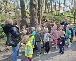 dzieci i dorośli podczas warsztatów i zwiedzania ogrodu zoobotanicznego