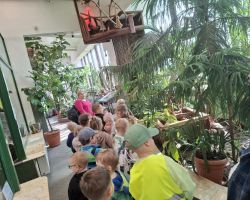 dzieci i dorośli podczas warsztatów i zwiedzania ogrodu zoobotanicznego
