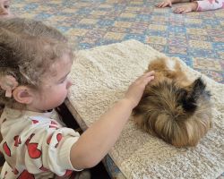 dzieci i dorośli podczas warsztatów i zwiedzania ogrodu zoobotanicznego