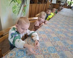 dzieci i dorośli podczas warsztatów i zwiedzania ogrodu zoobotanicznego