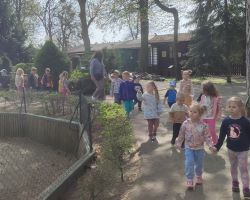 dzieci i dorośli podczas warsztatów i zwiedzania ogrodu zoobotanicznego