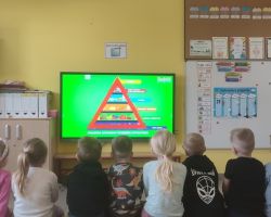 dzieci podczas obchodów światowego dnia zdrowia