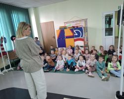 dzieci i dorośli podczas wycieczki do WORD