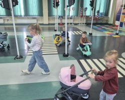 dzieci i dorośli podczas wycieczki do WORD