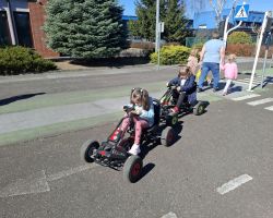 dzieci i dorośli podczas wycieczki do WORD