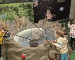 dzieci podczas wycieczki do Centrum Nowoczesności Młyn Wiedzy w Toruniu