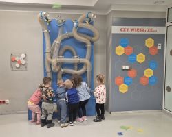 dzieci podczas wycieczki do Centrum Nowoczesności Młyn Wiedzy w Toruniu