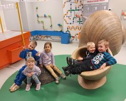 dzieci podczas wycieczki do Centrum Nowoczesności Młyn Wiedzy w Toruniu