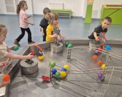 dzieci podczas wycieczki do Centrum Nowoczesności Młyn Wiedzy w Toruniu