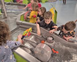 dzieci podczas wycieczki do Centrum Nowoczesności Młyn Wiedzy w Toruniu