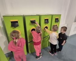 dzieci podczas wycieczki do Centrum Nowoczesności Młyn Wiedzy w Toruniu