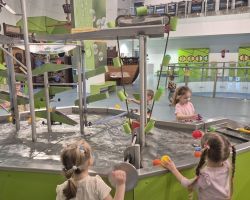 dzieci podczas wycieczki do Centrum Nowoczesności Młyn Wiedzy w Toruniu