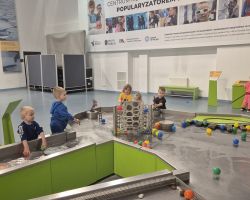 dzieci podczas wycieczki do Centrum Nowoczesności Młyn Wiedzy w Toruniu