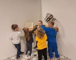 dzieci podczas wycieczki do Centrum Nowoczesności Młyn Wiedzy w Toruniu