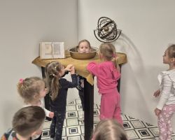 dzieci podczas wycieczki do Centrum Nowoczesności Młyn Wiedzy w Toruniu