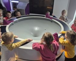 dzieci podczas wycieczki do Centrum Nowoczesności Młyn Wiedzy w Toruniu