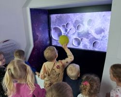 dzieci podczas wycieczki do Centrum Nowoczesności Młyn Wiedzy w Toruniu