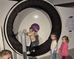 dzieci podczas wycieczki do Centrum Nowoczesności Młyn Wiedzy w Toruniu