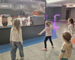 dzieci podczas wycieczki do Centrum Nowoczesności Młyn Wiedzy w Toruniu