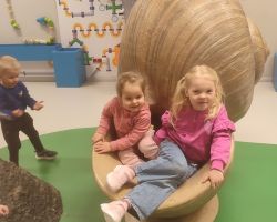 dzieci podczas wycieczki do Centrum Nowoczesności Młyn Wiedzy w Toruniu