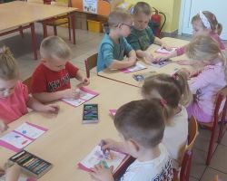 dzieci podczas różnych aktywności w pierwszym dniu wiosny