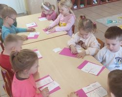 dzieci podczas różnych aktywności w pierwszym dniu wiosny