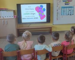 dzieci podczas różnych aktywności w pierwszym dniu wiosny