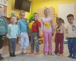 dzieci podczas różnych aktywności w pierwszym dniu wiosny