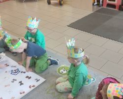 dzieci podczas różnych aktywności w pierwszym dniu wiosny