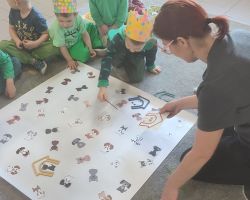 dzieci podczas różnych aktywności w pierwszym dniu wiosny