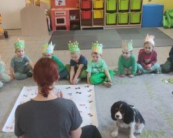 dzieci podczas różnych aktywności w pierwszym dniu wiosny