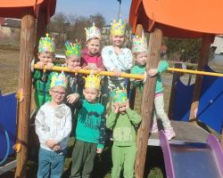 dzieci podczas różnych aktywności w pierwszym dniu wiosny