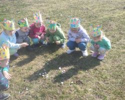 dzieci podczas różnych aktywności w pierwszym dniu wiosny