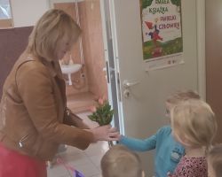 dzieci, dorośli i postać myszki minnie podczas obchodów dnia kobiet