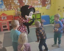 dzieci, dorośli i postać myszki minnie podczas obchodów dnia kobiet