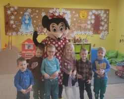 dzieci, dorośli i postać myszki minnie podczas obchodów dnia kobiet