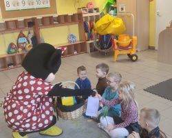 dzieci, dorośli i postać myszki minnie podczas obchodów dnia kobiet