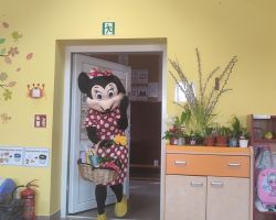 dzieci, dorośli i postać myszki minnie podczas obchodów dnia kobiet