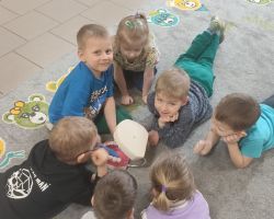 dzieci podczas realizacji programu profilaktycznego klub mleczaka