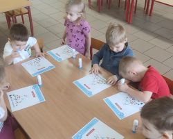 dzieci podczas realizacji programu profilaktycznego klub mleczaka