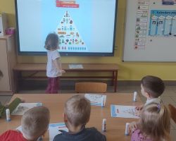 dzieci podczas realizacji programu profilaktycznego klub mleczaka