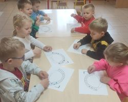 dzieci podczas realizacji programu profilaktycznego klub mleczaka