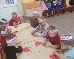 dzieci podczas zajęć dydaktycznych i zabaw